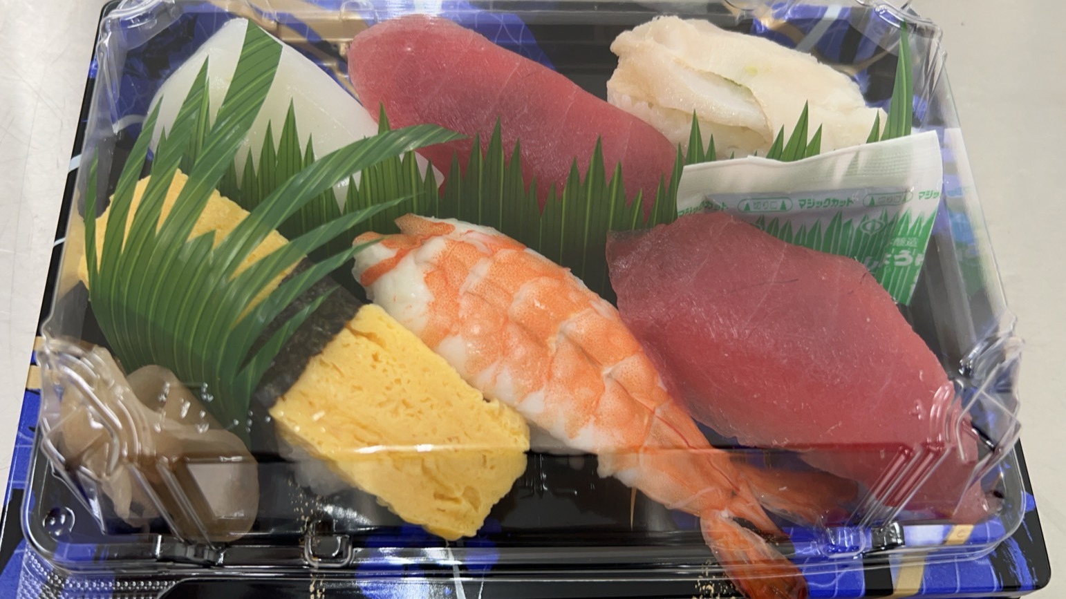 11/16(日)

🎉本日の特売🎉
✨にぎり寿司6点盛り✨
なんと 税込500円‼

⏰ 11時〜14時の3時間限定！
さらに…
🕒 15時〜は半額セール🔥

新鮮なお寿司をお得に楽しめるチャンス🍣💛
売り切れ次第終了です！
ご来店お待ちしております😊

#特売 
#寿司 
#ワンコインランチ 
#半額セール 
#期間限定 
#お得情報 
#今日のランチ