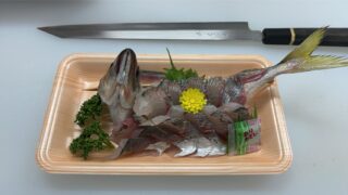 12/21(日)

📢 本日の特売！

🐟 宮城県産 真鯵のお造り
1パック 税込 600円

🐙 北海道産 タコの唐揚げ
1パック 税込 350円

⏰ 11時〜14時（3時間限定）
🔥 15時から半額セール！

数量限定・売り切れ次第終了です。
お昼にも、夕方のお得タイムにもぜひ😊

#本日の特売 
#真鯵 
#鯵のお造り
#タコの唐揚げ 
#半額セール 
#鮮魚店 
#数量限定