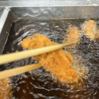 11/21(金)

＼本日の特売です❗️／
🦪手作り特大牡蠣フライ🦪
1パック 税込200円✨

【数量限定、11時から販売スタート】

サクッとジューシーなできたて牡蠣フライをご用意してます😋

揚げたての香ばしい香りがたまりません！お昼のおかずにぜひどうぞ😊

#牡蠣フライ
#揚げたて
#お昼のランチ
#おかず
#手作り
#特大