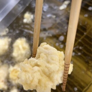 11/22(土)

本日の特売✨
北海道産 鱈白子の天ぷら が登場しました😋
サクッ、とろ〜り…冬だけの贅沢です。

🕚 11時から販売
🛍 1パック 税込500円

数量限定のためお早めにどうぞ✨

#特売 
#鱈白子 
#白子天ぷら 
#北海道産 
#海鮮好きと繋がりたい 
#今日のごはん 
#お惣菜 
#期間限定 
#鮮魚店 
#お買い得