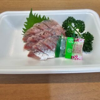 5/1(金)

📣本日の特売のお知らせ！
11時オープン

今日は人気のお惣菜＆お刺身が勢ぞろい✨

🐟手作りサーモンフライ
👉1個100円

🐟手作りマグロメンチ
👉1個200円

🐟真あじ刺身
👉1パック300円

🐟鯨のタタキ刺身
👉1パック500円

どれも数量限定です🙏
揚げたて＆新鮮なうちにぜひどうぞ！

#本日の特売 
#魚屋 
#手作り惣菜 
#刺身 
#お買い得