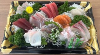 🔥本日11時スタート🔥

＼さかなやマルカ 超特売開催‼️／

日頃の感謝を込めて
なんと全部【1,000円】🐟✨

🔹刺身盛り合わせ10点盛り
限定30台　1,000円

🔹海鮮丼10点盛り
限定30台　1,000円

🔹お惣菜お好きな3パック
限定50パック　1,000円

売り切れ次第終了‼️
早い者勝ちです🏃💨

週末の食卓を豪華に✨
ぜひご来店ください😊

📍さかなやマルカ
🕚11時より販売開始

#日頃の感謝
#地元の魚屋さん
#まるか食堂