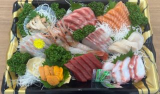 🎁父の日のプレゼントはマルカにおまかせ！

本日11時から特売開催‼️

🐟マルカ特上刺身盛り合わせ
限定30台　3,000円

🍣マルカ特上握り寿司盛り合わせ
限定30台　3,000円

🐟マグロ山かけ
1パック　500円

日頃の感謝を込めて、お父さんの食卓を豪華に✨
数量限定ですのでお早めにご来店ください！

#さかなやマルカ 
#父の日 
#刺身盛り合わせ 
#握り寿司 
#マグロ山かけ