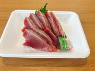 📢✨本日の特売✨
⏰本日11:00から販売！

🐟カツオ刺身（8カン）
1パック **500円**

🦐甘エビ唐揚げ
1パック **250円**

数量限定ですので、お早めにどうぞ😊
皆さまのご来店をお待ちしております！

#本日の特売 
#カツオ刺身 
#甘エビ唐揚げ 
#鮮魚 
#お刺身