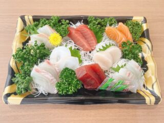 📢本日11時より販売🔥

✅刺身盛り合わせ8点盛り各2カン
（マグロ・カンパチ・サーモン・ホタテ・タコ・スズキ・タイ）
💰1,000円
👉限定20台

✅四食丼
（ウニ・イクラ・ホタテ・ネギトロ）
💰1,500円
👉限定10台

✅マグロ丼
💰1,000円
👉限定15台

✅宮城県産 カツオたたき刺身
💰1パック500円
👉数量限定

売り切れ次第終了となりますので、お早めにご来店ください😊
皆さまのお越しをお待ちしております🎉

#刺身盛り合わせ8点盛り
#四食丼
#マグロ丼
#カツオたたき刺身
