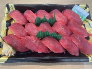 🐟【本日の特売】🐟

本日11:00販売スタート！

🌊① 旬のお造り盛り合わせ（6点盛り）
🎉 限定20台　1,500円

宮城県産の旬の殻付きうにを贅沢に使用！

〈内容〉
🟠 殻付きうに
🔴 本鮪
🐟 カンパチ
🧡 サーモン
🤍 タイ
✨ ホタテ

旬の美味しさを詰め込んだ、数量限定の盛り合わせです！

🍣② マグロの握り寿司（15貫盛り）
🎉 限定20台　1,000円

本鮪の美味しさを存分に味わえる、お買い得な15貫盛り！

※お一人様1パックまでとさせていただきます。

🕚 販売開始　11:00～

どちらも数量限定、なくなり次第終了です！
お早めのご来店をお待ちしております😊

#さかなやマルカ
#本日の特売
#刺身盛り合わせ
#殻付きうに
#本鮪