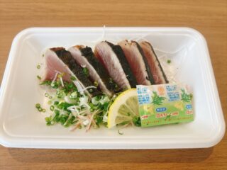 🐟✨本日11時から特売です✨🐟

＼大人気！／
🔥カツオのタタキ🔥

🐟 1パック 500円

脂がのって、とってもお買い得！
夕飯のおかずや、お酒のお供にもぴったりです🍺✨

数量限定ですので、お早めにご来店ください😊

📍さかなやマルカ
お待ちしております！

#さかなやマルカ 
#特売 
#カツオのタタキ 
#鮮魚 
#今日のおすすめ