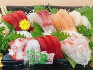 🐟✨ 本日11時より販売! ✨🍣
お得な限定販売のお知らせです!
🐟 お刺身盛り合わせ
\ 限定20台 /
1,500円
🍣 握り寿司
\ 限定50台 /
500円
どちらも数量限定!
なくなり次第終了とさせていただきます。
ぜひお早めにお越しください😊
皆さまのご来店をお待ちしております!
#マルカ
#お刺身盛り合わせ
#握り寿司
#数量限定
#本日限定