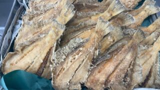 🐟✨ 本日11時から販売! ✨🐟
本日のおすすめはこちら👇
🔥 真カレイの唐揚げ
1枚 150円
🌿 海ぶどう
1パック 300円
揚げたての真カレイの唐揚げと、
プチプチ食感が楽しめる海ぶどう✨
今日のおかずや、もう一品欲しい時にもおすすめです😊
ぜひお早めにお立ち寄りください!
#真カレイ
#カレイの唐揚げ
#海ぶどう
#本日のおすすめ
#お買い得
