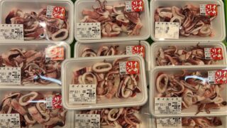 本日の特売！

🐟本日11時〜販売します！

お買い得商品はこちら👇

🦑 イカリング 
1パック 300円

🐟 しめさば 
1パック 450円

今日の一品にいかがですか？✨
数量に限りがありますので、ぜひお早めに！

ご来店お待ちしております😊

#さかなやマルカ 
#魚屋 
#鮮魚 
#イカリング 
#しめさば