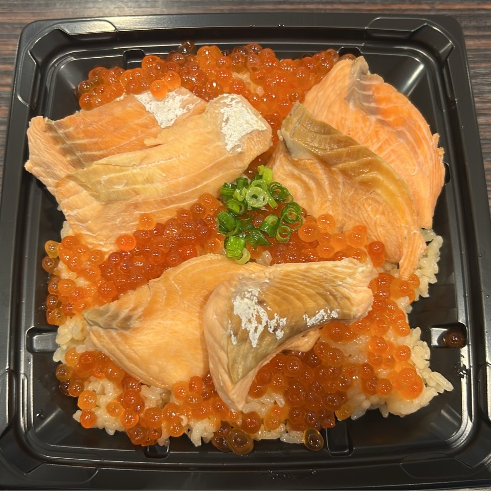 🔥 本日11時より販売開始 🔥

✅ はらこ飯　
1パック 1,500円
👉 限定15パック！

✅ 握り寿司 【どれでも】
1パック 1,000円！
👉 数量限定！

✅ 巻き寿司 【どれでも】
1パック 500円！
👉 数量限定！

お昼ごはんにも、ご家族の食卓にもぴったり！

⚠️ なくなり次第終了とさせていただきます。

ぜひこの機会に、さかなやマルカへお越しください😊

#さかなやマルカ
#本日の特売
#はらこ飯
#握り寿司
#巻き寿司